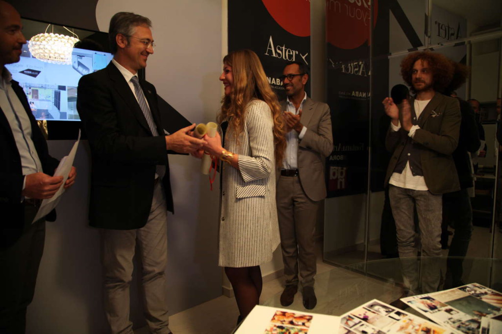 Mirco Del Prete mentre consegna il primo premio a Simona Lacagnina per il progetto Valorum Kitchen. 
