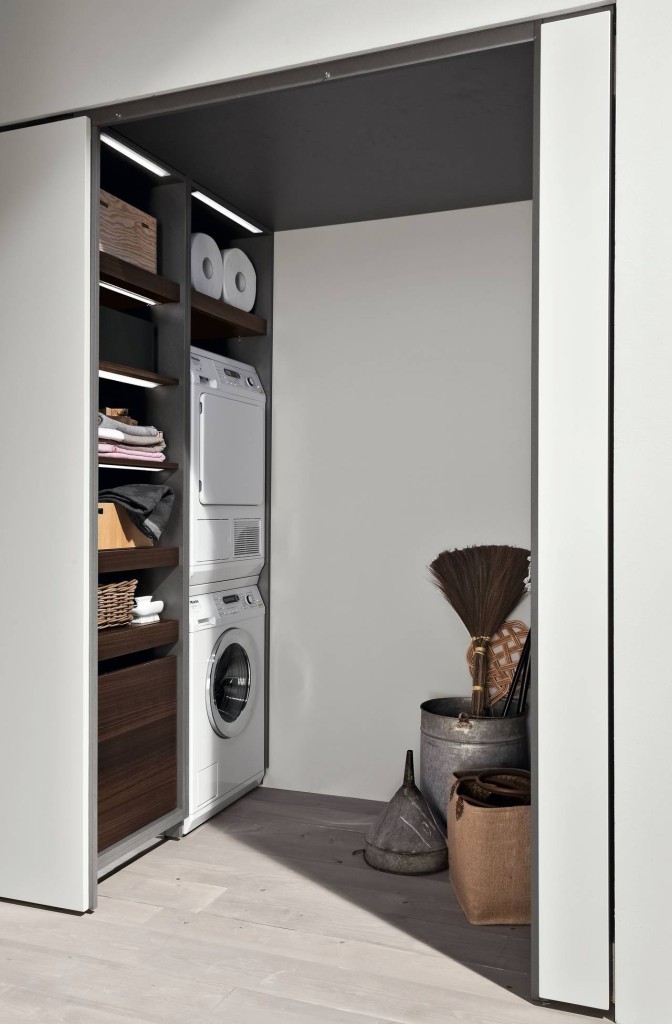 Il vano lavanderia con porta a scomparsa garantisce la migliore accessibilità e lo sfruttamento dello spazio.