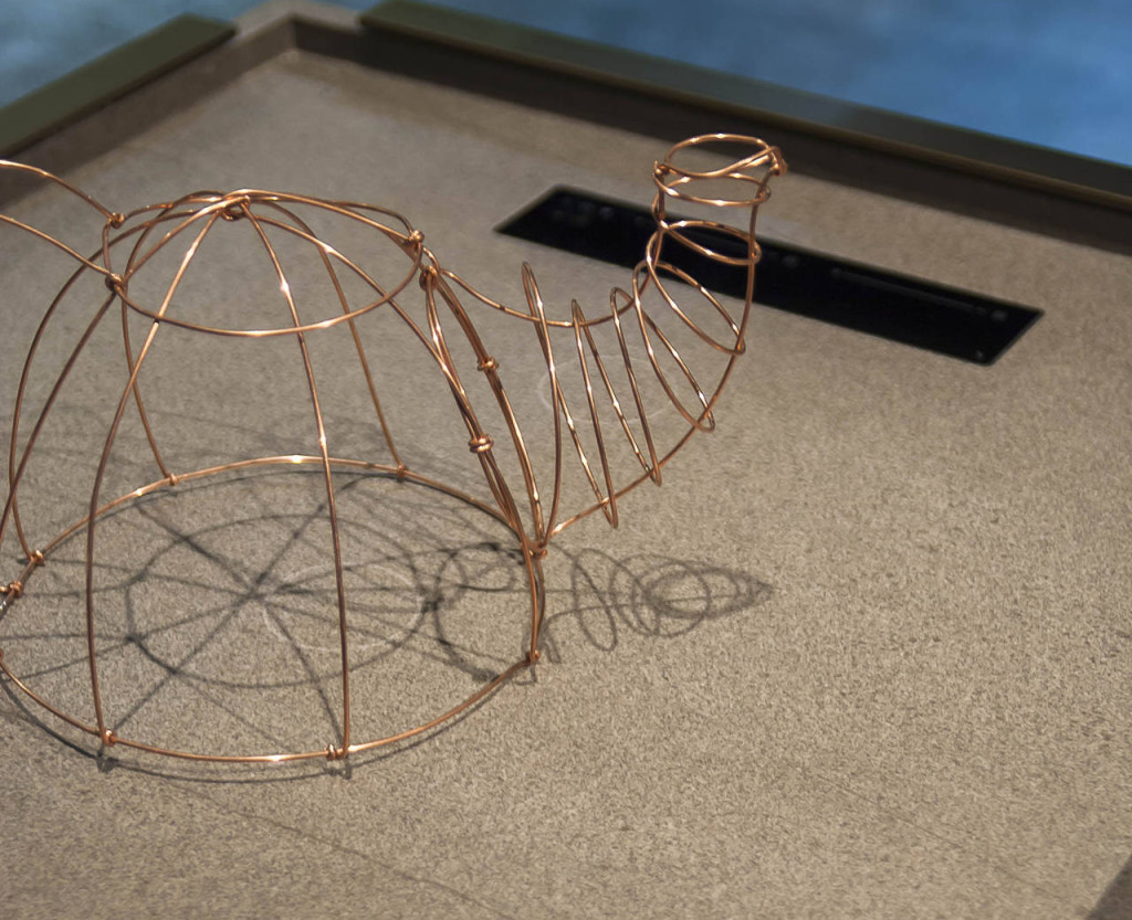 Una scultura in metallo riproduce il bollitore per indicare sul piano di Ariostea proposta da Binova dove è possibile cucinare