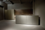 Cucina Maya Atelier, in alluminio brunito chiaro, piano di lavoro in acciaio inox nuvolato. Design Alberto Minotti.